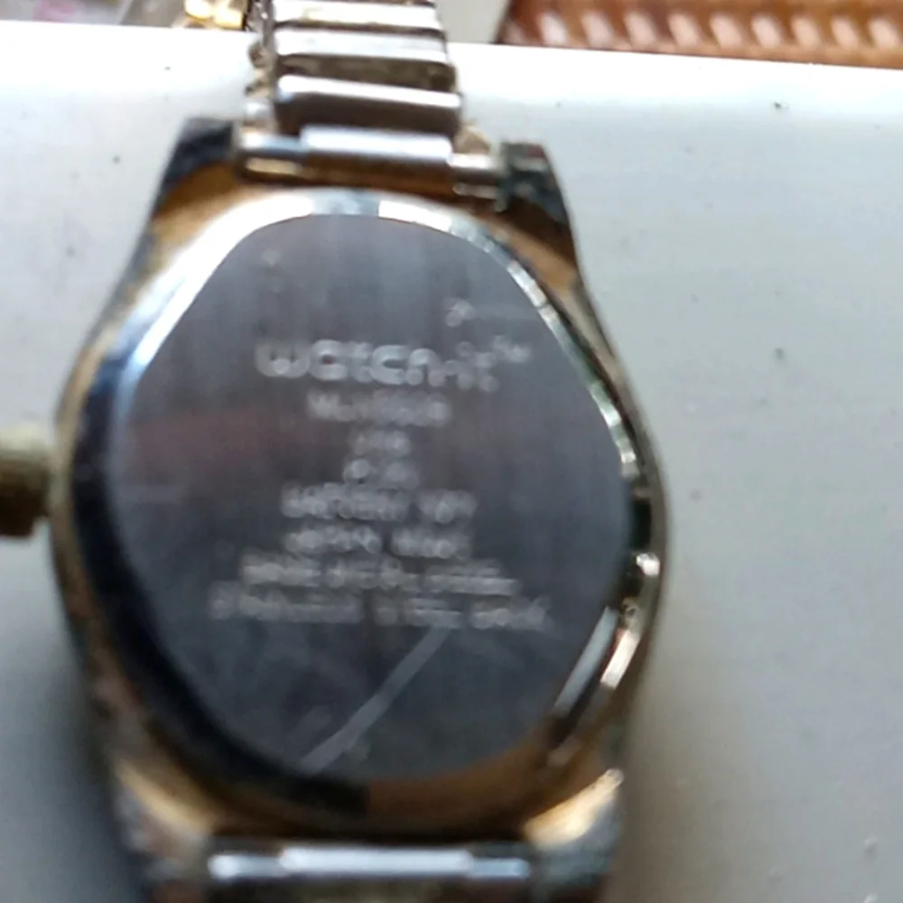 6 vintage ladies watches and one vintage new watch band. All as is. Great Deal.